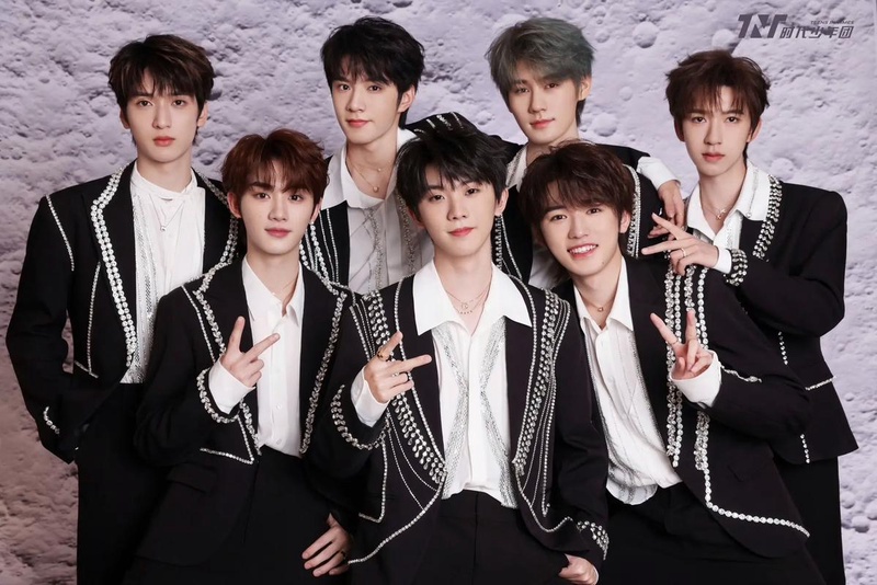 绝了!时代少年团TFING三代同台互鞠躬,这传承感谁看谁哭!