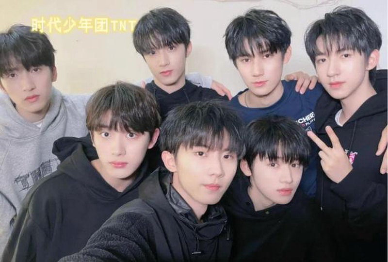 绝了!时代少年团TFING三代同台互鞠躬,这传承感谁看谁哭!