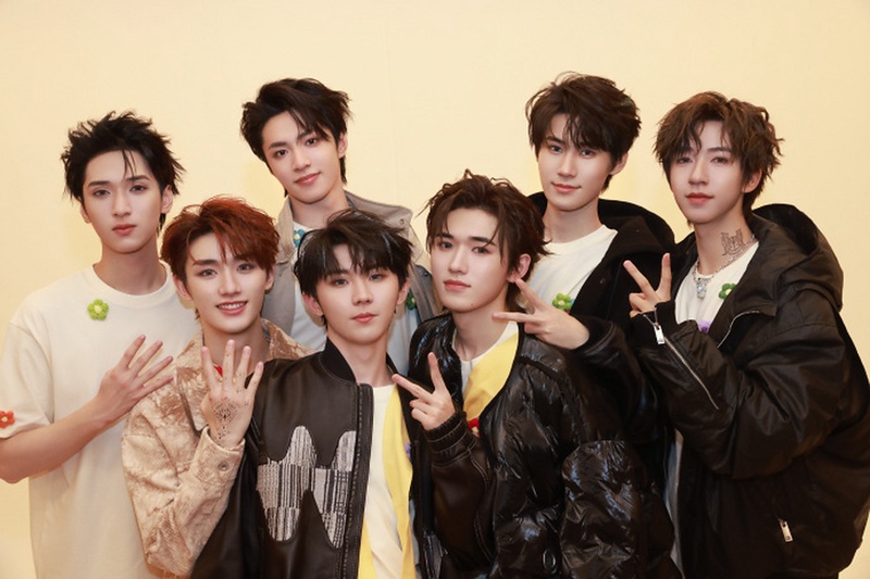 绝了!时代少年团TFING三代同台互鞠躬,这传承感谁看谁哭!